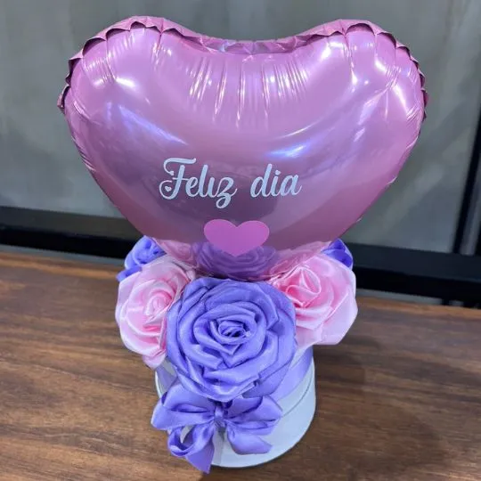 Caja pote white con rosas de raso y globo 